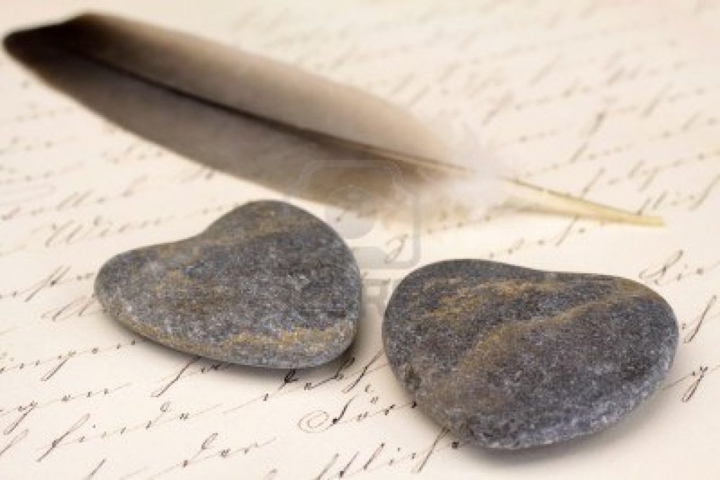 13779814-twee-stenen-harten-met-veren-en-oude-brief